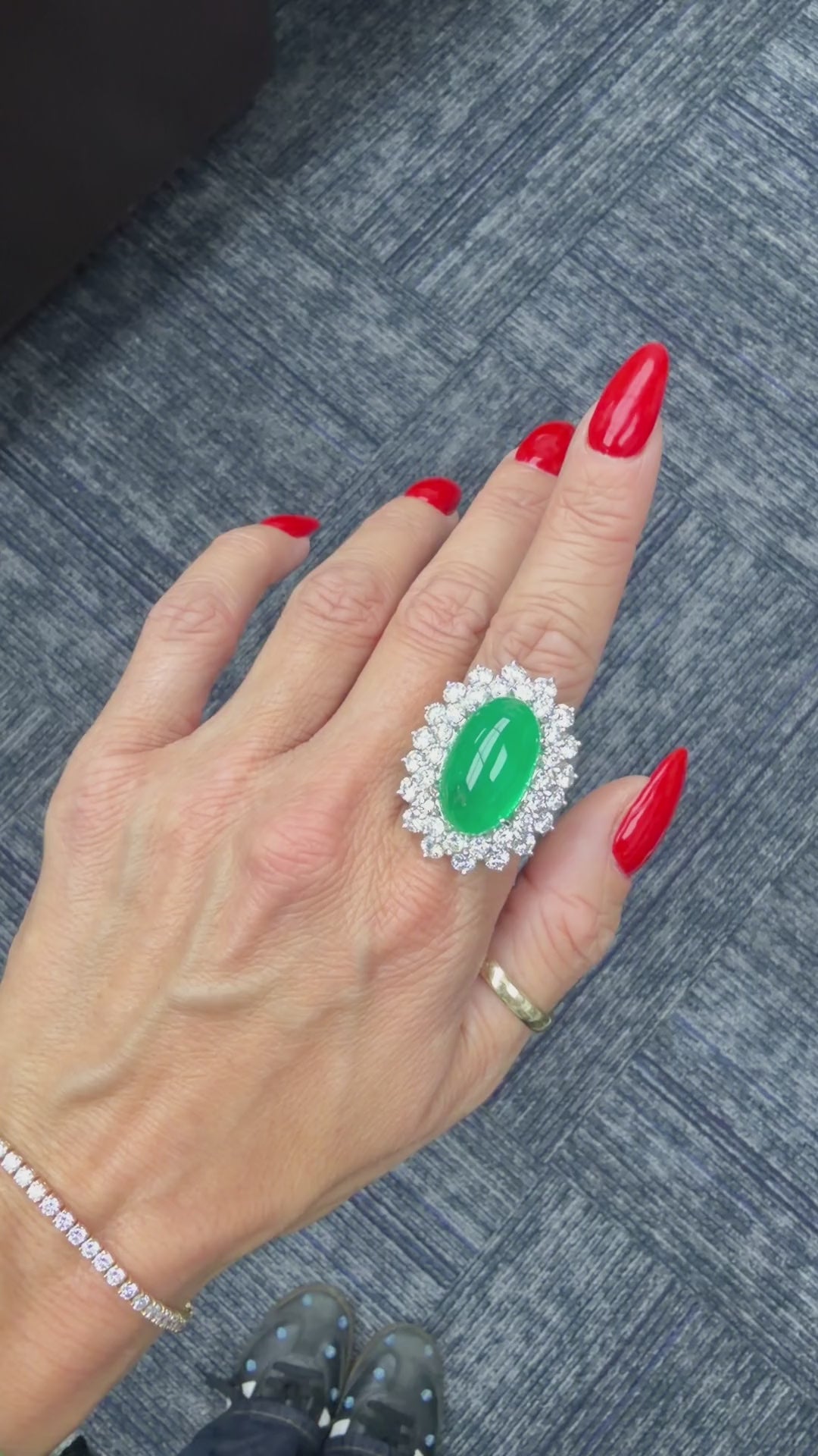 Second video of the Colombian emerald cabochon and diamond ring