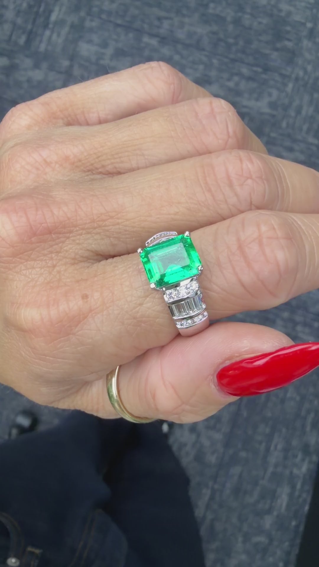 Colombian emerald ring video on hand