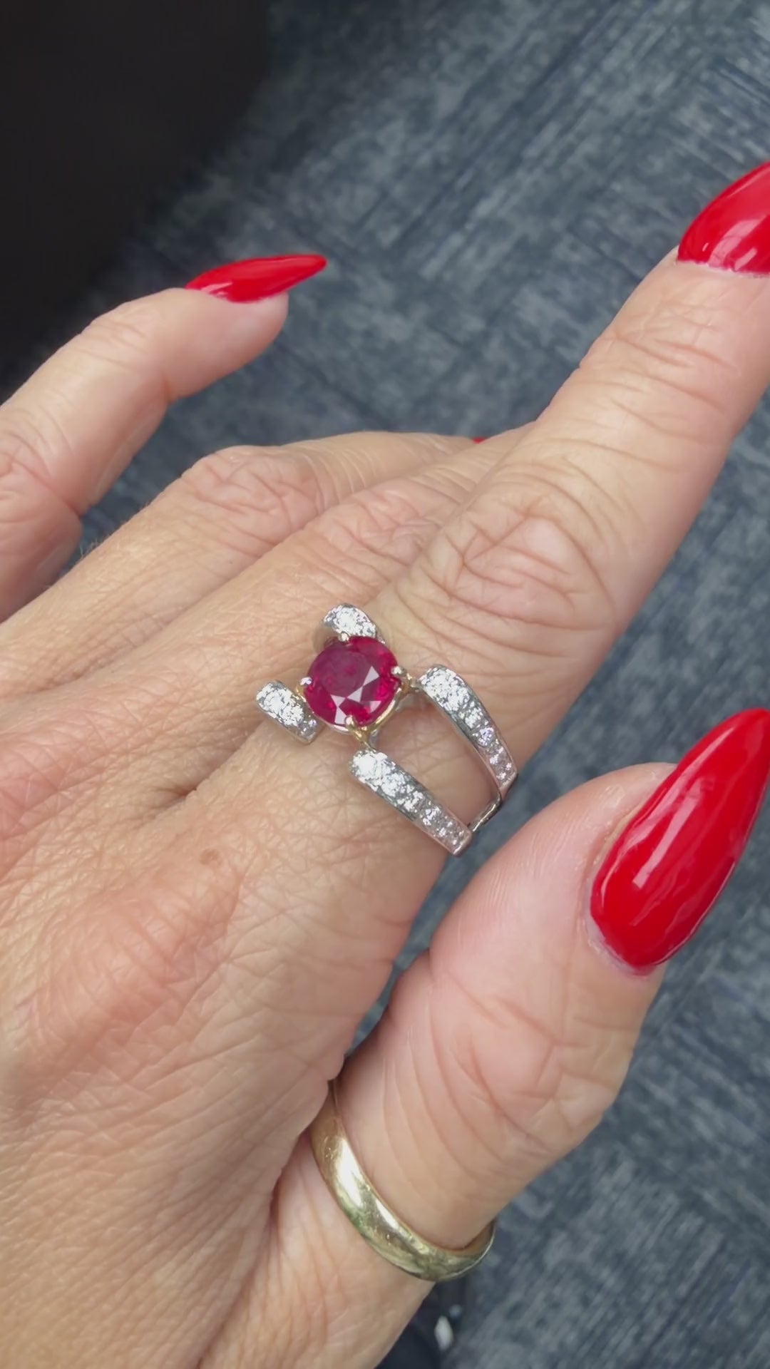 Video of the pigeon's blood ruby and diamond ring