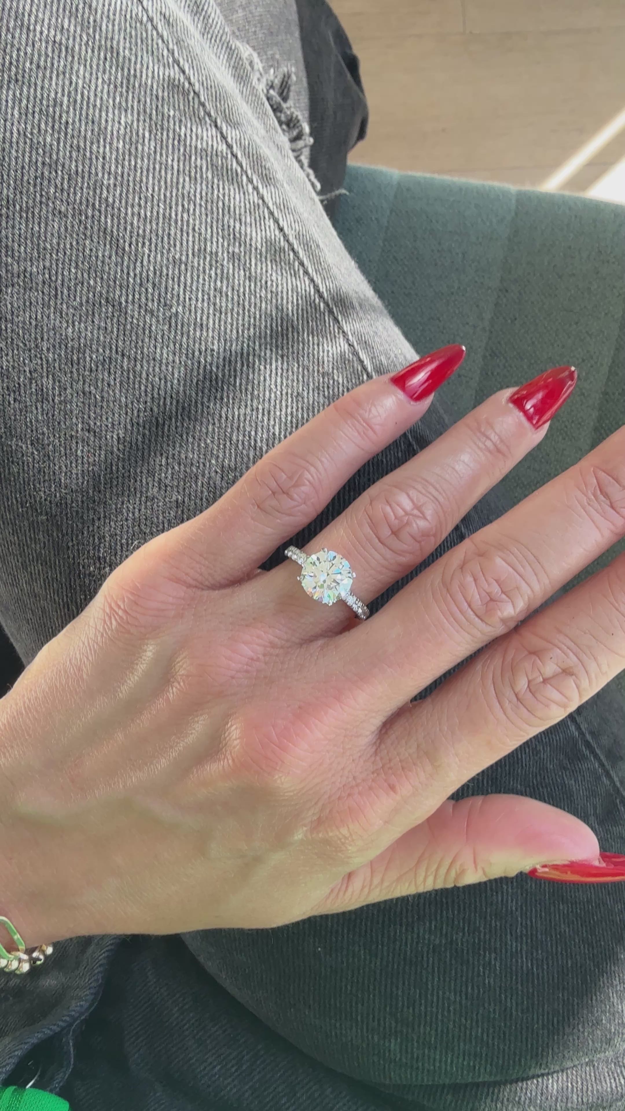 Round Brilliant Dubai Engagement Ring